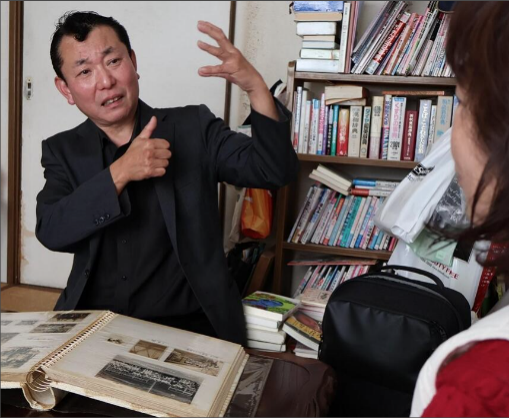 手話で家族の戦争体験を語る牧山さん