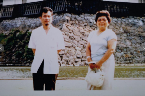 手話で家族の戦争体験を語る牧山さん