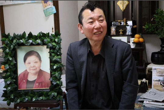 牧山さんの母・昌子さん（手前左）